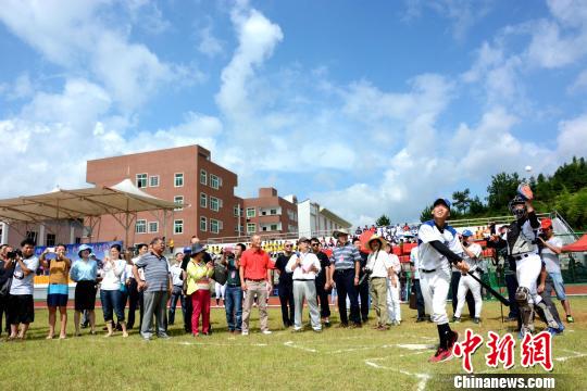 圖為棒球比賽現(xiàn)場!埥鸫 攝