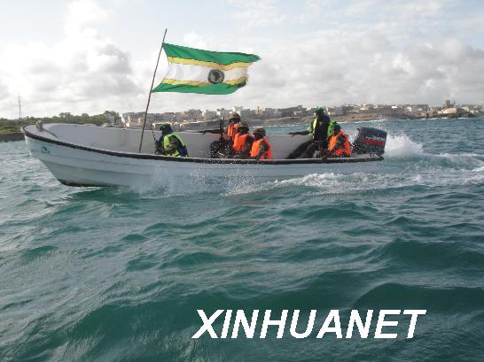 資料圖片:7月7日,非洲聯(lián)盟維和部隊的烏干達士兵在索馬里首都摩加迪沙附近海域巡邏,加強對海盜的防范。(新華社報道員阿卜杜拉赫曼·瓦爾薩邁/攝)
