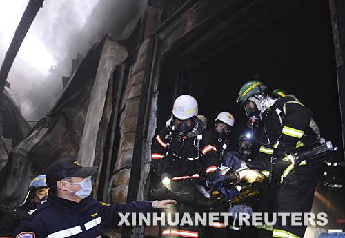 1月7日,在韓國京畿道利川市,消防員從爆炸現(xiàn)場抬出一具尸體。利川市一冷凍倉庫當(dāng)天發(fā)生爆炸并引發(fā)火災(zāi),造成至少6人死亡,另有27人失蹤。