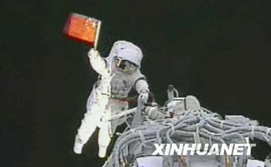 9月27日,執(zhí)行神舟七號載人航天飛行出艙活動任務的航天員翟志剛在艙外揮動中國國旗。 新華社發(fā)(電視截圖)