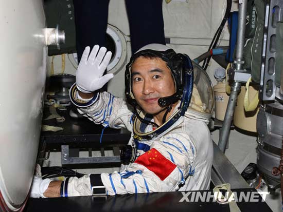 9月27日,中國人首次進行太空行走,翟志剛被確定為出艙航天員。這是翟志剛準備進入神舟七號返回艙訓練(資料照片)。新華社發(fā)(秦憲安攝)
