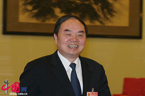 教育部長周濟經(jīng)過人民大會堂北門一笑而過 教育部長周濟經(jīng)過人民大會堂北門一笑而過