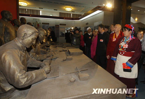 3月11日,出席全國(guó)政協(xié)十一屆二次會(huì)議的部分全國(guó)政協(xié)委員來(lái)到北京民族文化宮參觀西藏民主改革50年展覽。