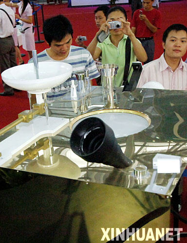 10月13日,觀眾在高交會(huì)展廳里參觀“嫦娥一號(hào)”人造月球衛(wèi)星模型。